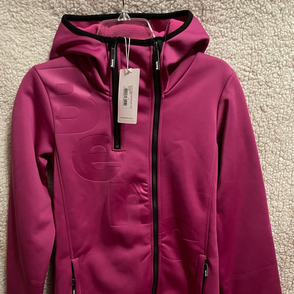 025BW.- Bench Women Kitty Kinko Zip Thru. Size Medium.